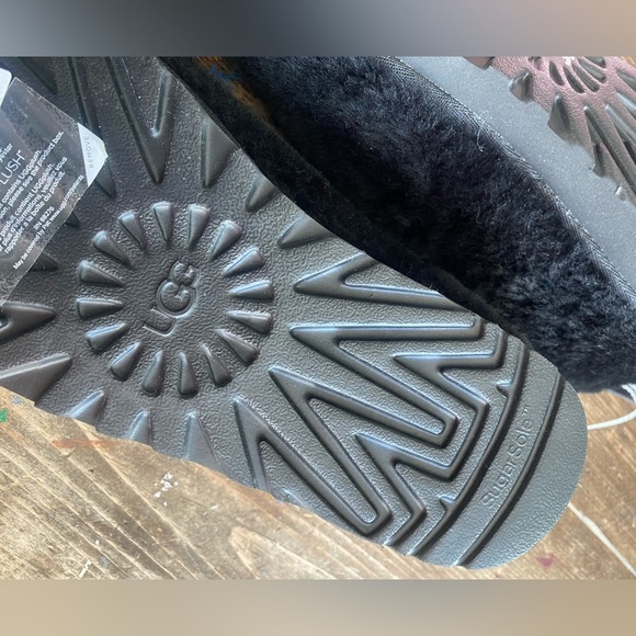UGG black faux fur sugar sole slippers!🖤😎🖤hard to find but here they are!!! - Picture 7 of 10